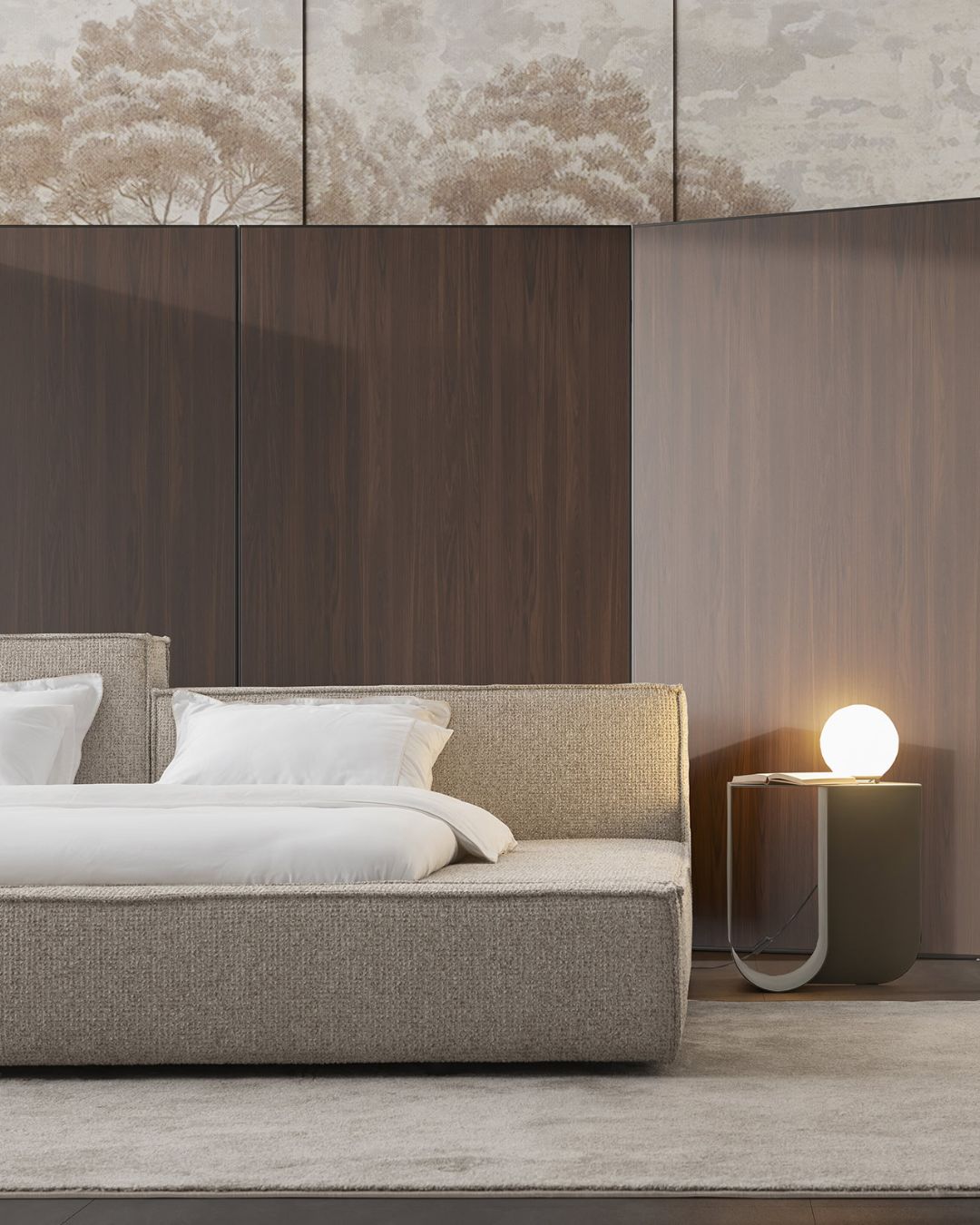 Smėlinio audinio miegamojo lova su skirtingo aukščio galvūgaliais POUFY XL