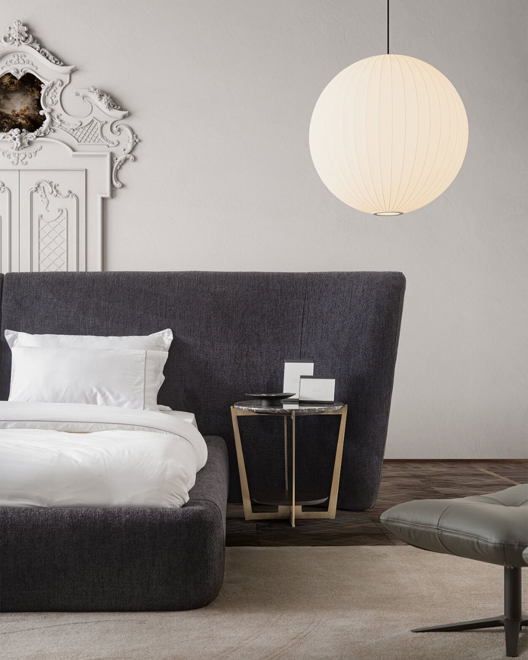 Tamsiai mėlynos spalvos miegamojo lova su išskirtinai dideliu galvūgaliu