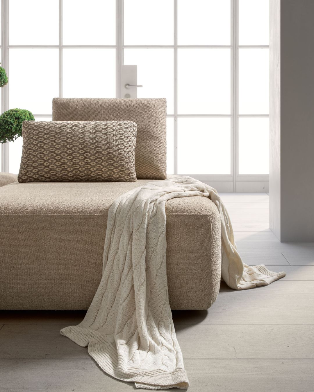 Modulinė sofa "Matrix" iš Samo Dviani. Audinys - šviesiai rudų atspalvių. Be kojelių.Su laisvai pastatomomis pagalvėlėmis.