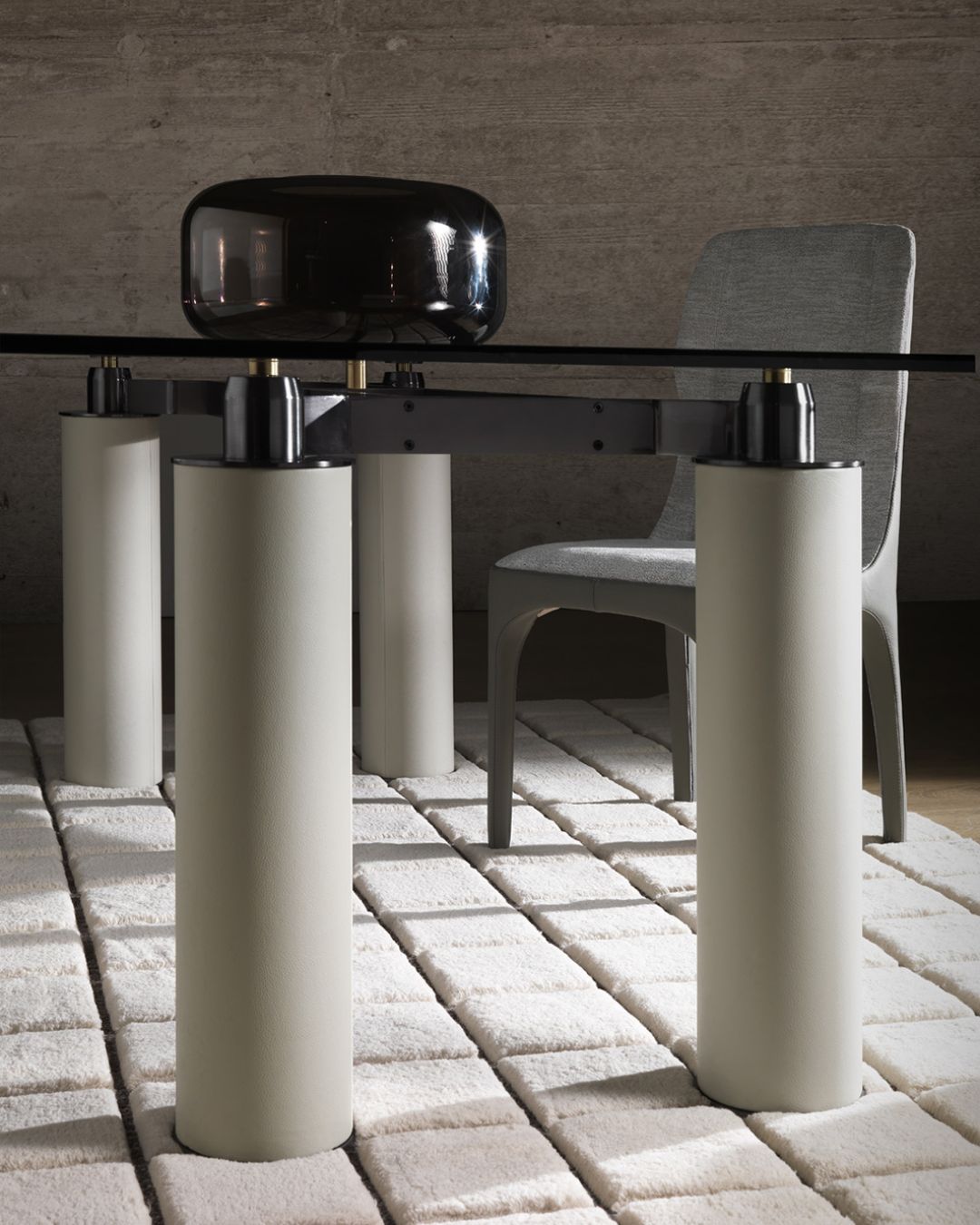 Stačiakampio formos valgomojo stalas su skaidriu stikliniu paviršiumis ir 4 cilindro formos baltomis kojomis