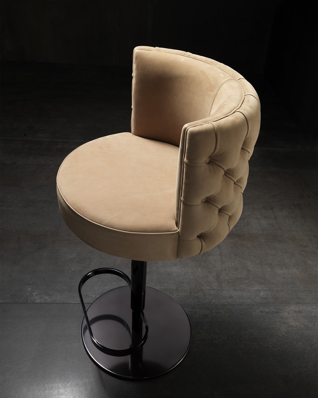 Klasikinio dizaino dygsniuota baro kėdė "Cosmopolitan" iš Albani Divani