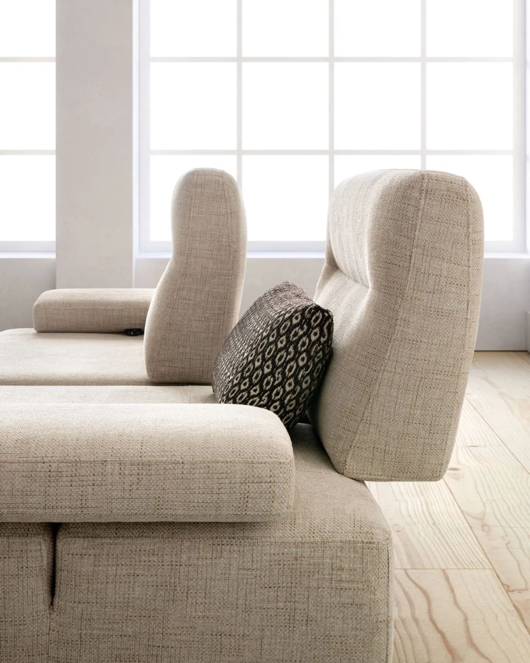 Modernaus dizaino dvivietė soda su reguliuojamais porankiais ir nugaros atramomis. Audinys - šviesus, kreminis. Kojelės - juodos metalinės.