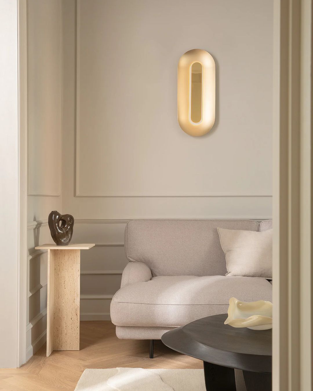 Aukso spalvos ovalus sieninis šviestuvas "Sasi Large" iš Nuura