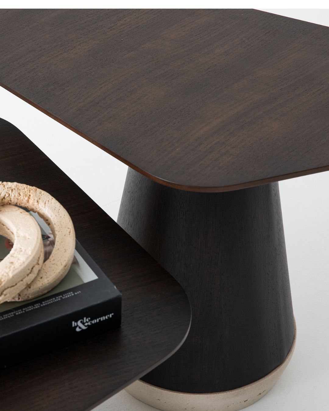 Netaisiyklingos formos kavos staliukai Arte iš riešutmedžio