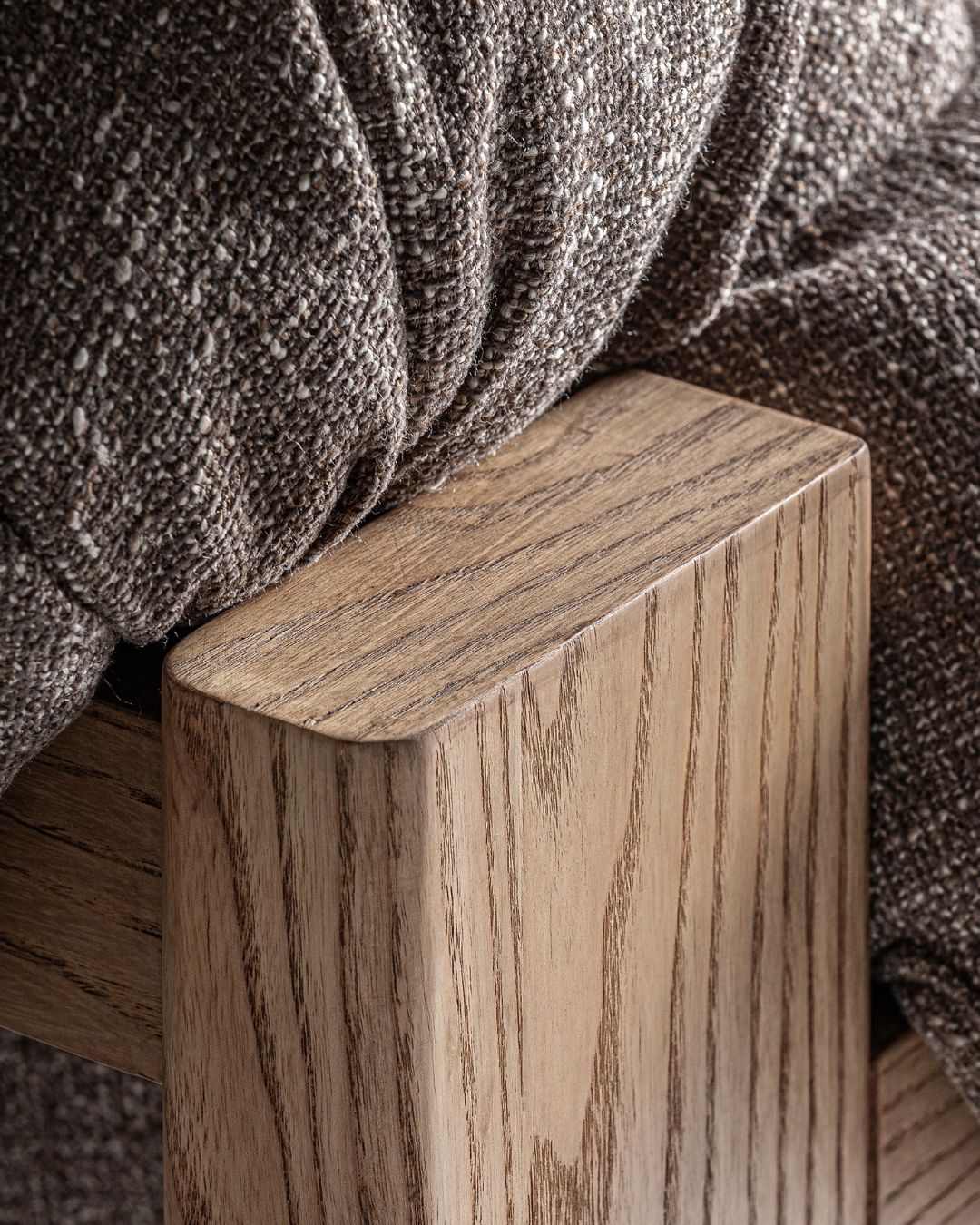 Japandi stiliaus fotelis su rudu audiniu ir medinėmis kojelėmis