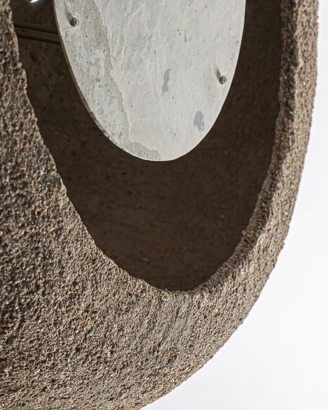 Apvalus sieninis šviestuvas, pagamintas iš betono ir akmens