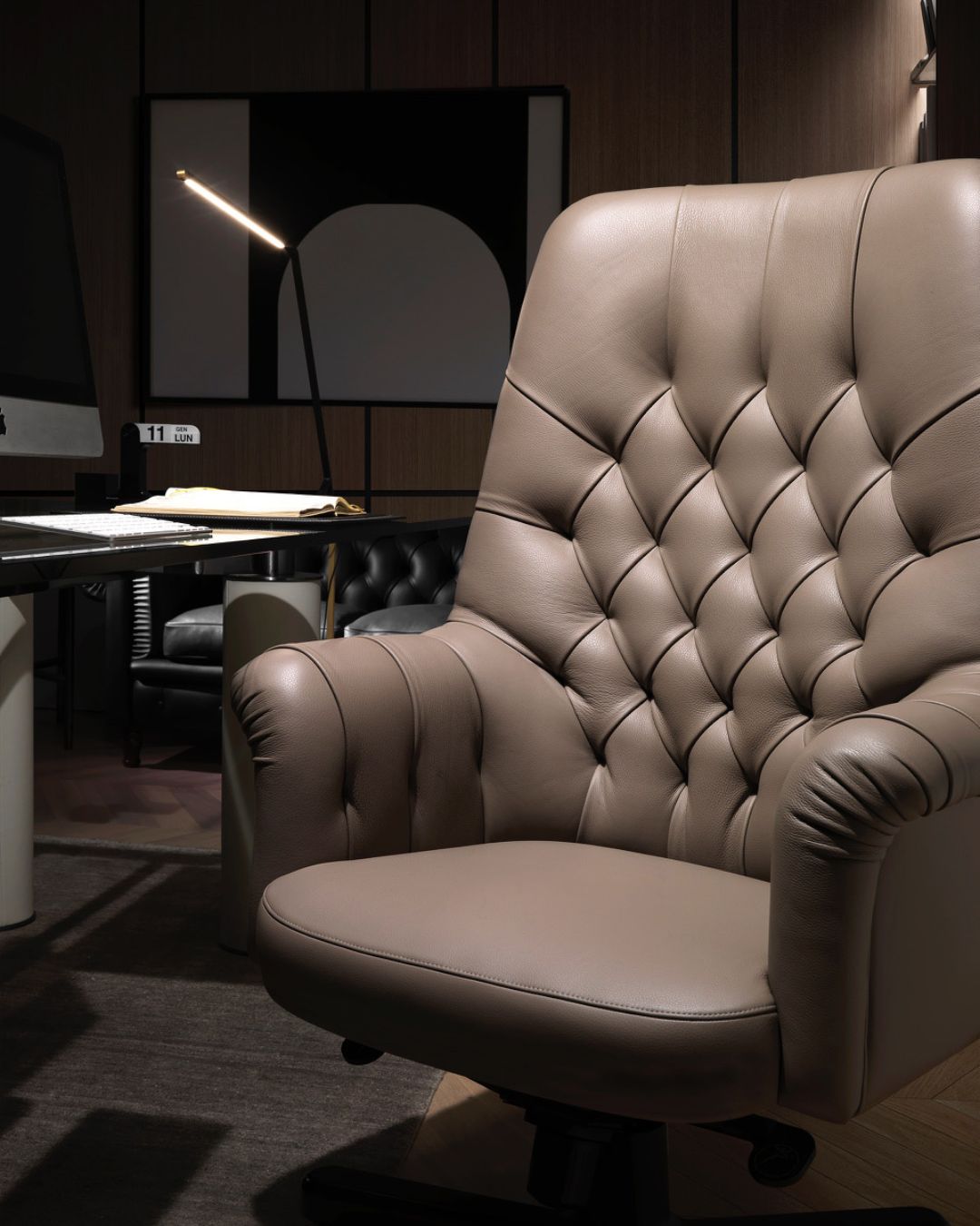 Klasikinio dizaino dygsniuota darbo kambario kėdė su ratukas, aptraukta oda