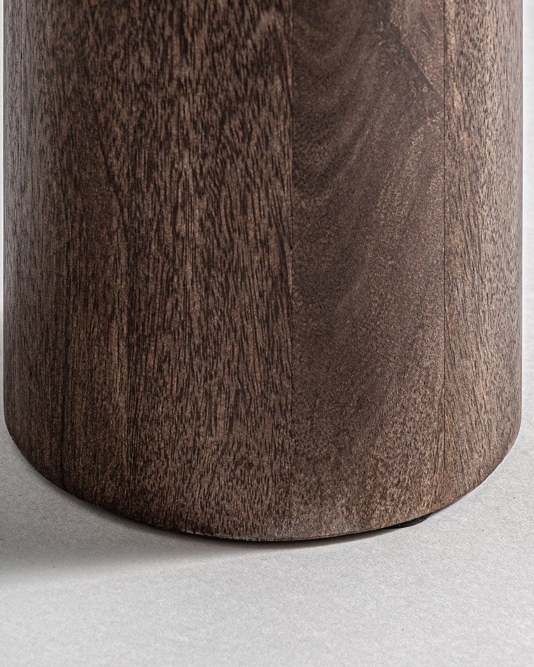 Japandi stiliaus konsolė su travertino akmeniu ir medžiu