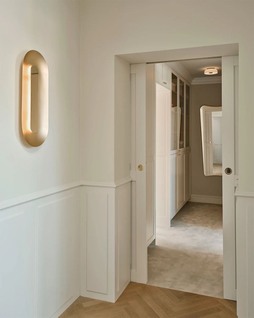 Aukso spalvos ovalus sieninis šviestuvas "Sasi Large" iš Nuura