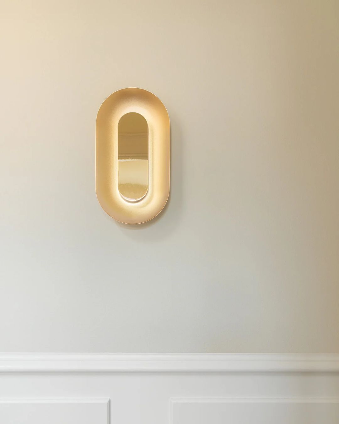 Aukso spalvos ovalus sieninis šviestuvas "Sasi Large" iš Nuura