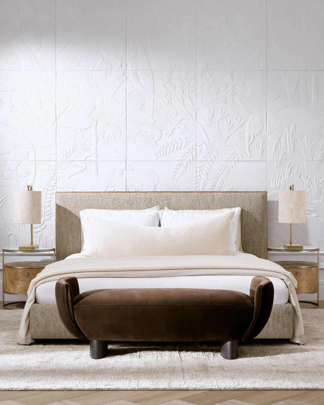 Suoliukas STIRLING, aptrauktas sodraus sonomos rudos spalvos aksomu,