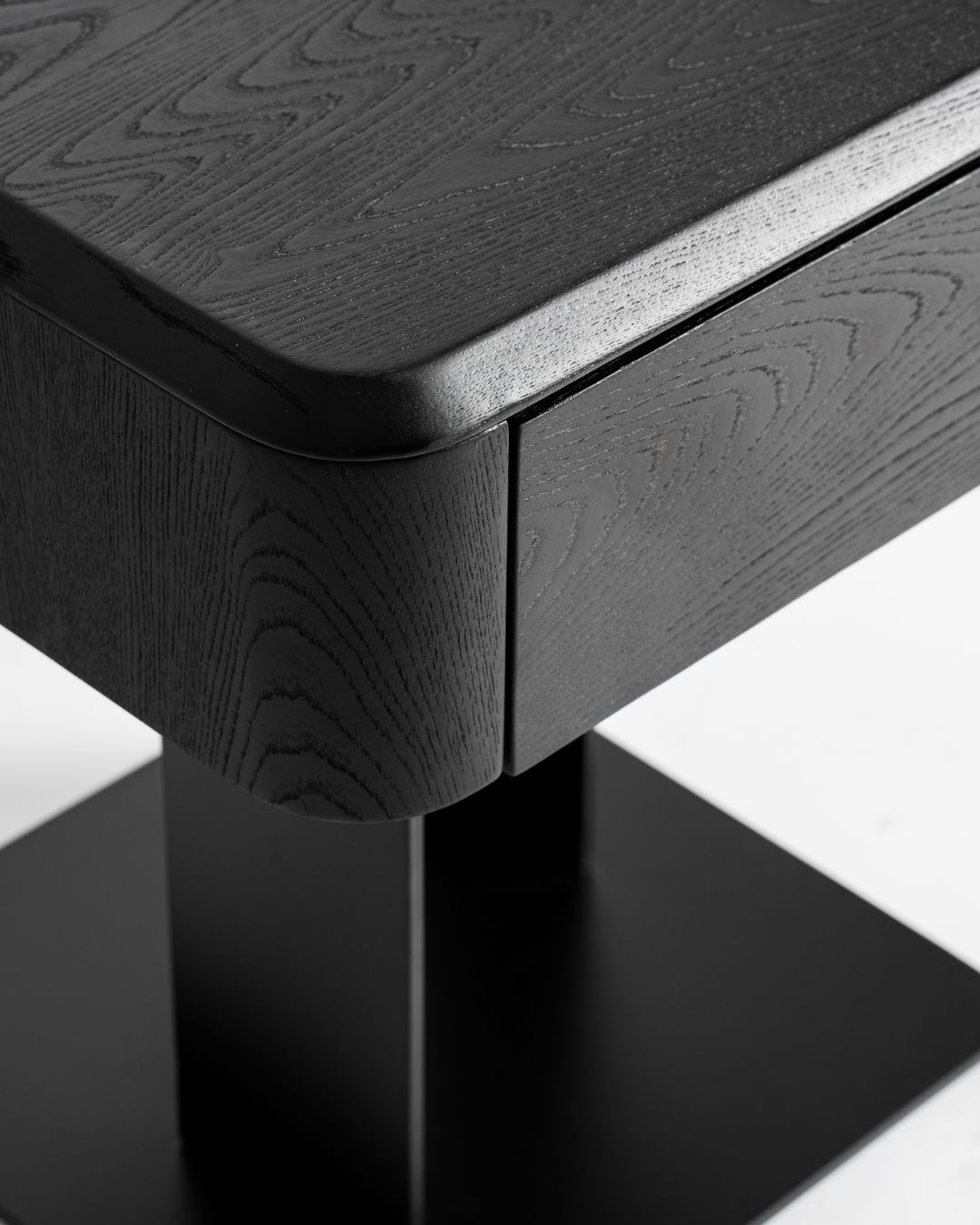 Minimalistinio diziano juodos spalvos naktinės spintelės aukštomis juodomis kojelėmis iš metalo