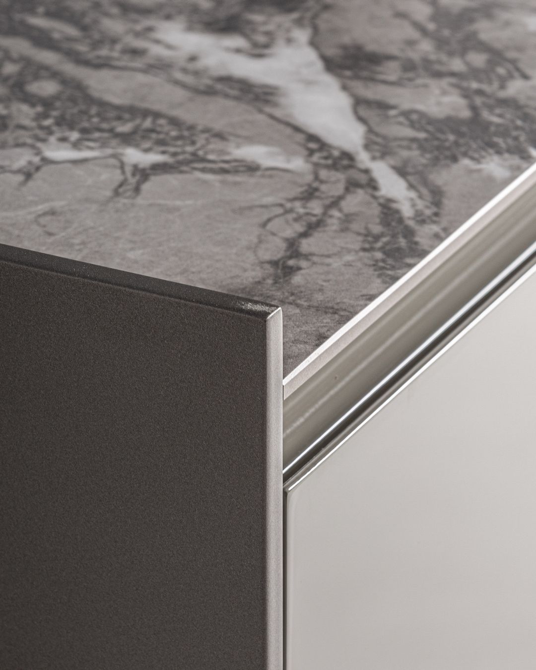 Pilkos spalvos kvadratinė naktinė spintelė su akmens stalviršiu ir 2 stalčiais