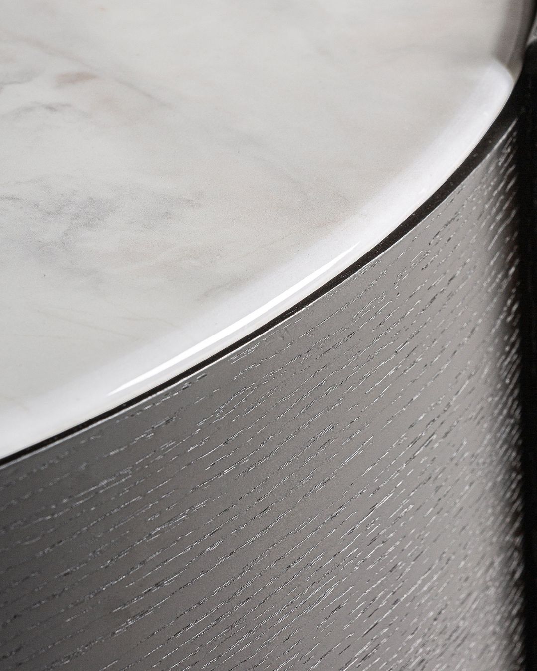 Medinės naktinės spintelės su 2 stalčiais. Juodos spalvos su baltu akmeniniu stalviršiumi