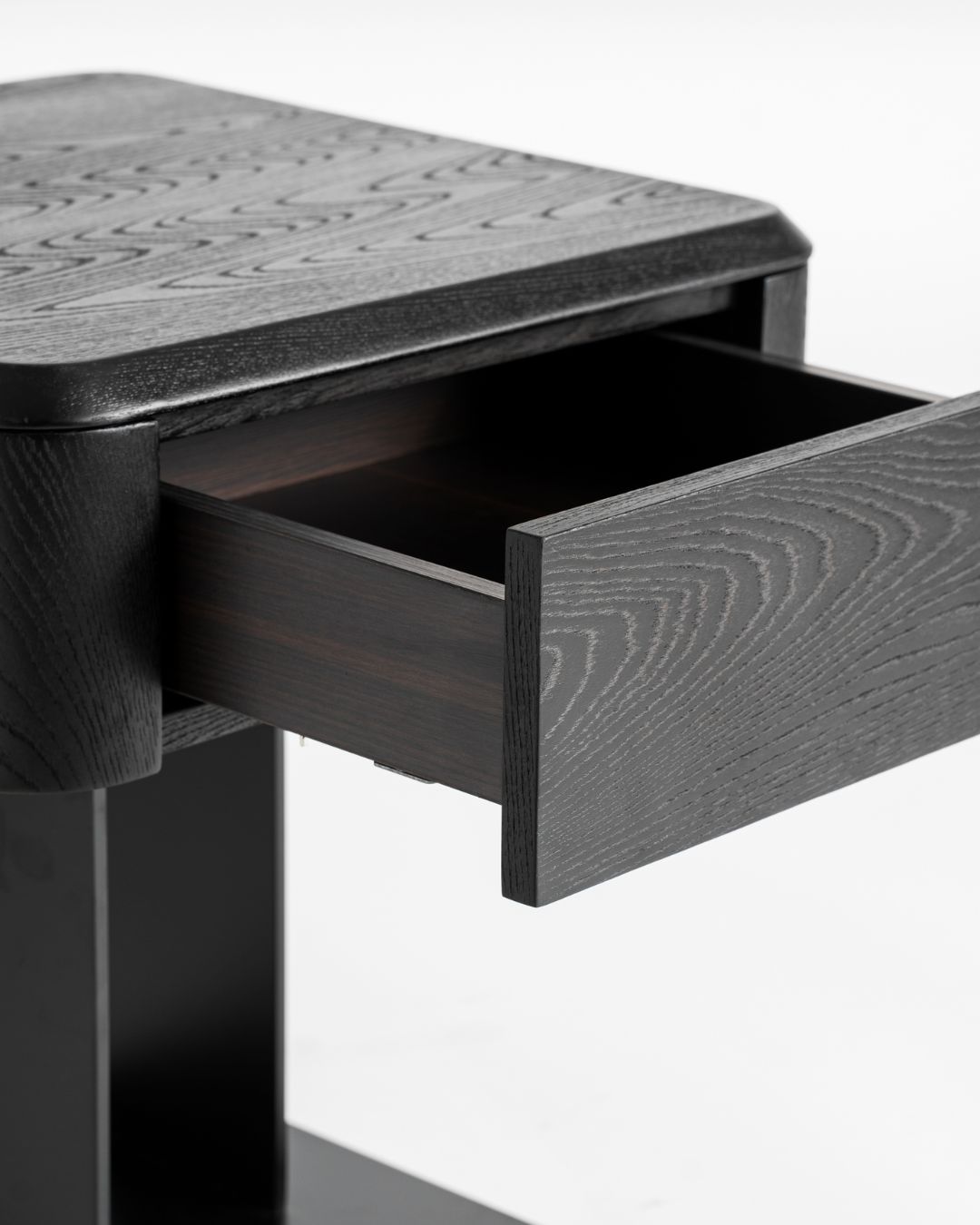 Minimalistinio diziano juodos spalvos naktinės spintelės aukštomis juodomis kojelėmis iš metalo