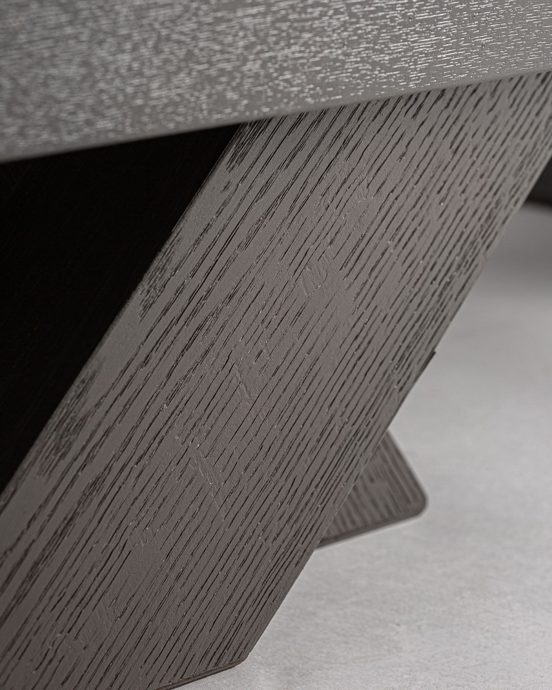 Modernaus dizaino medinė komoda su kryžiuotomis kojelėmis