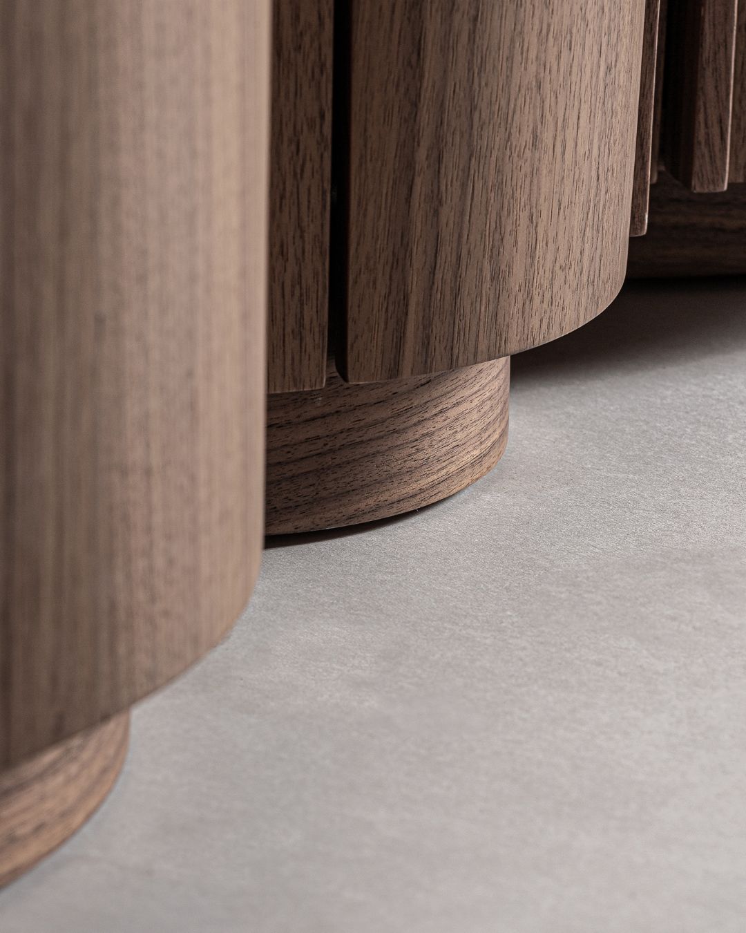 Lenktų formų medinė komoda iš Vical Home