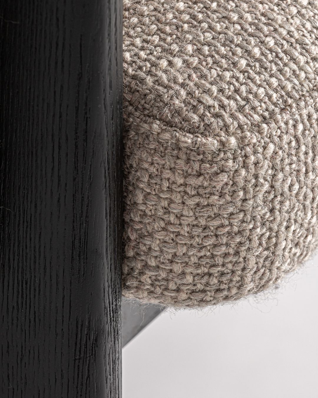 Modernaus dizaino valgomojo kėdė CLUNY su porankiais. Aptraukta smėlio spalvos audiniu. Kojelės - juodo ąžuolo.