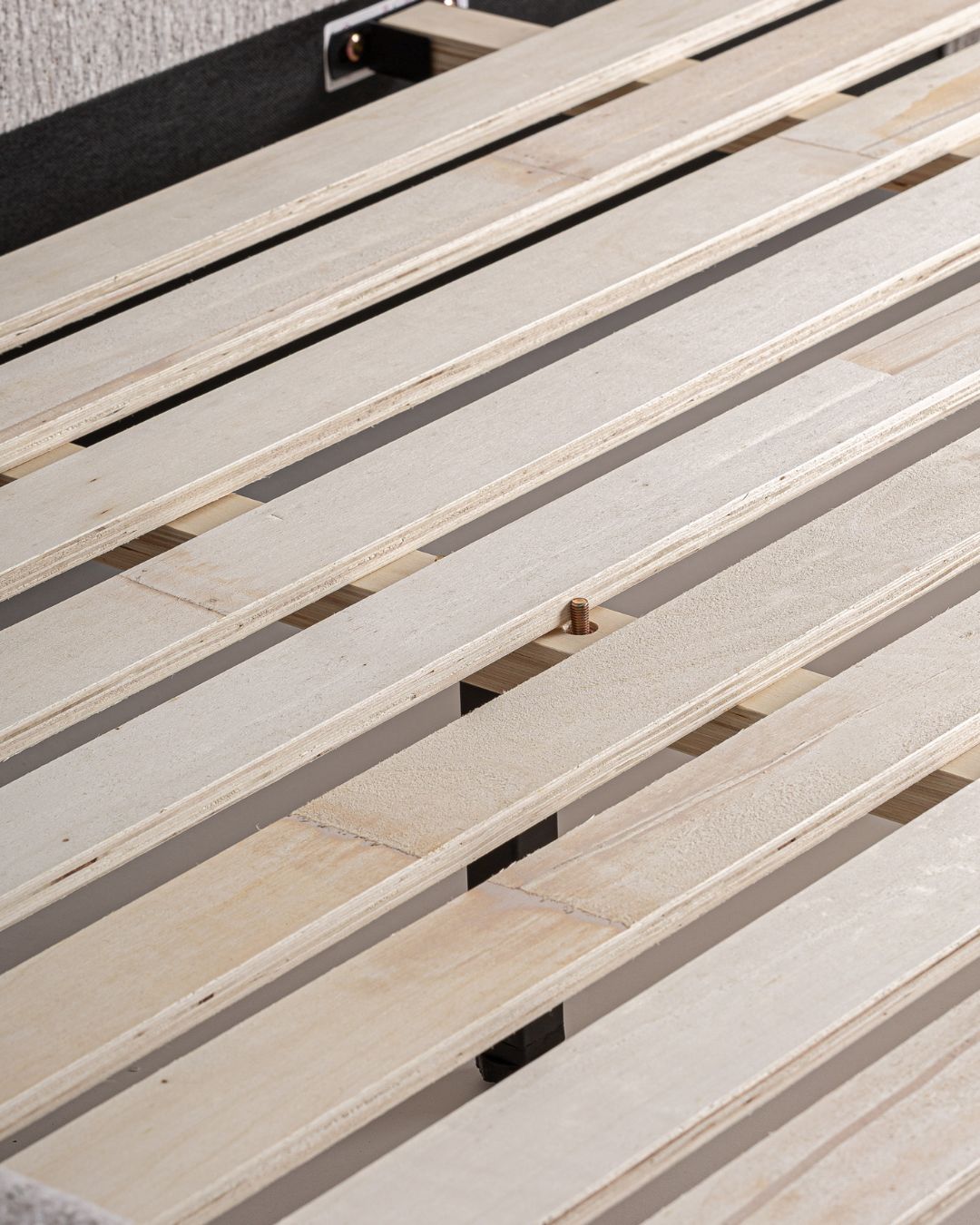 Modernaus dizaino kreminės spalvos lova su aukštu galvūgaliu ALEVIA iš Vical Home