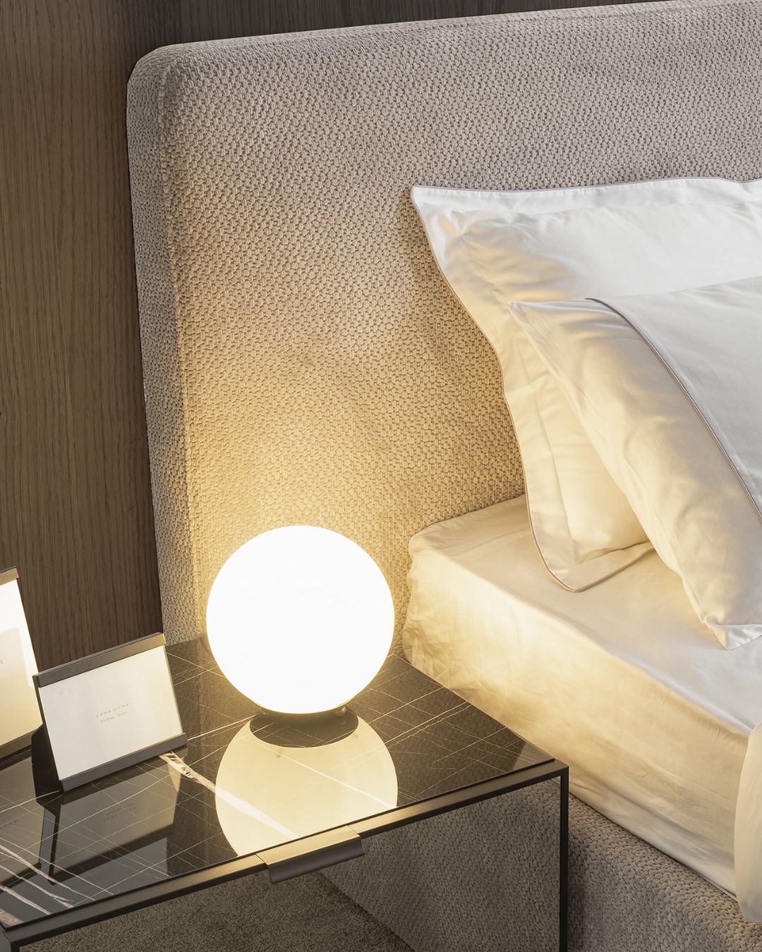 Kreminės spalvos miehgamojo lova Icon Plus iš Saloni