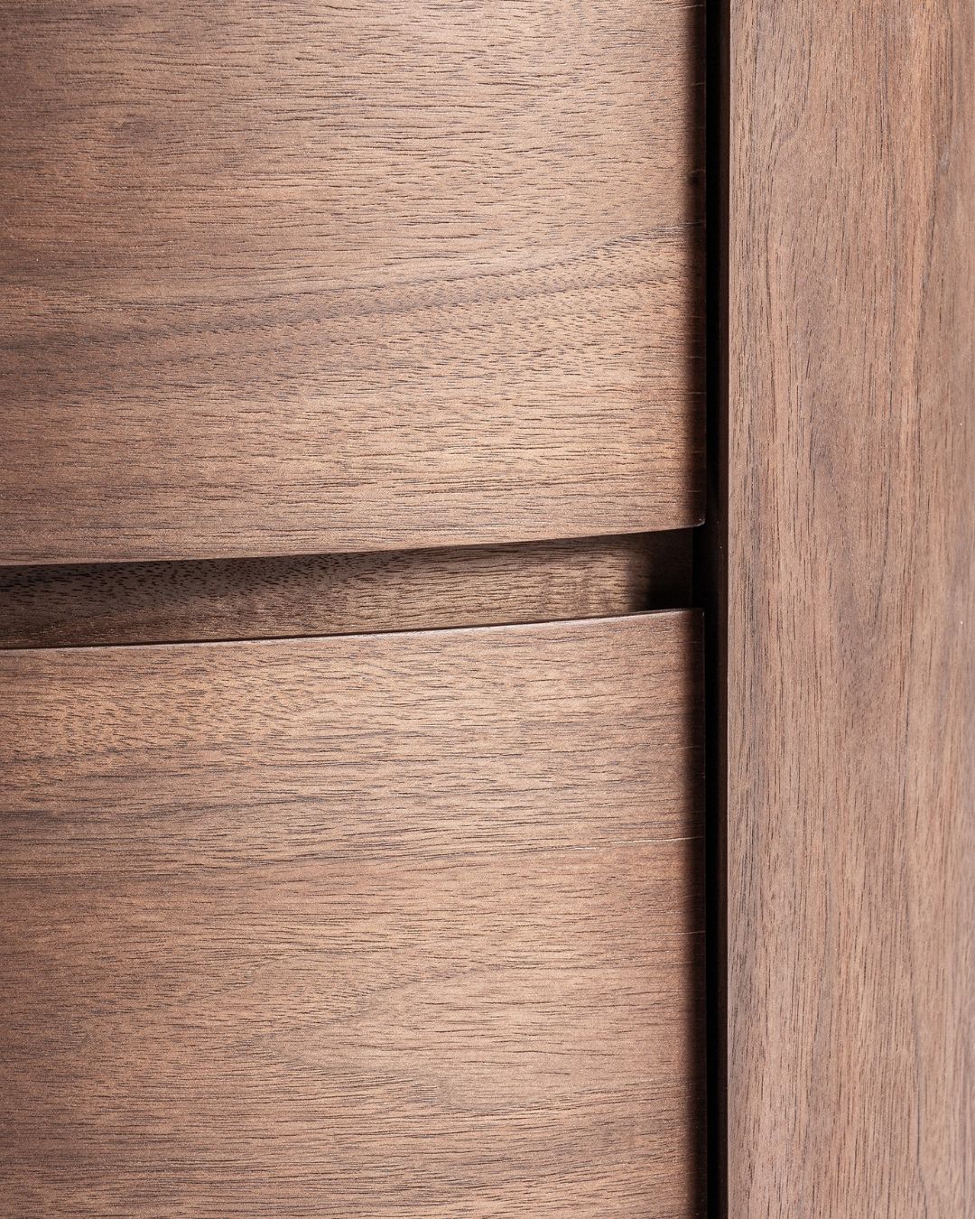 Ovali naktinė spintelė su 2 stalčiais. Pagaminta iš medienos, stalviršis - baltas akmuo.