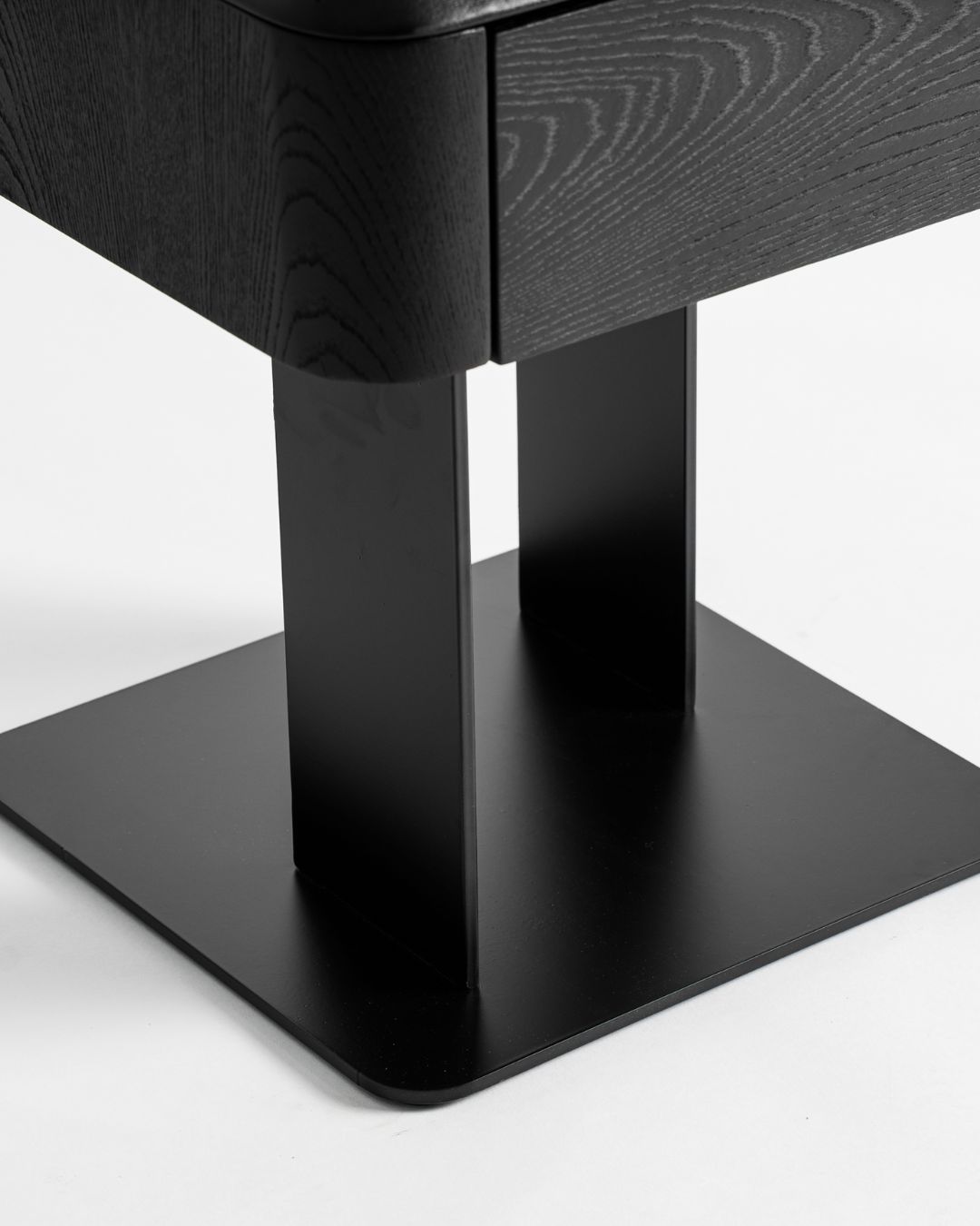 Minimalistinio diziano juodos spalvos naktinės spintelės aukštomis juodomis kojelėmis iš metalo