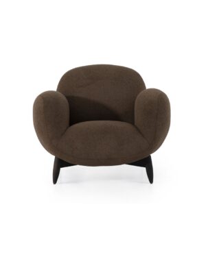 Tamsiai rudos spalvos apvalių formų fotelis su pūstais porankiais ir juodomis medinėmis kojelėmis