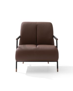 Rudos spalvos odinis fotelis Nice iš Saloni. Plonomis juodomis metalinėmis kojelėmis ir porankiais. Sėdimoji dalis ir atlošas - pagaminti iš odos.