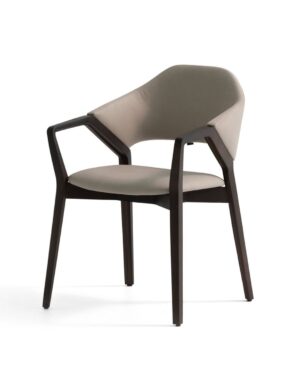 Valgomojo kėdė KENDO su porankiais. Kojelės ir porankiai pagaminti iš tamsaus medžio, sėdimoji dalis ir atlošas - šviesiai pilkos spalvos audinys. Nuotrauka baltame fone.