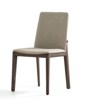 Valgomojo kėdė Line iš Saloni. Aptraukta šviesios spalvos audiniu, medinėmis kojelėmis. Nuotrauka baltame fone