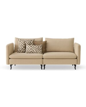 Dvivietė sofa su smelio spalvos audiniu ir derančiomis pagalvėlėmis, kojelės juodos paraitytos