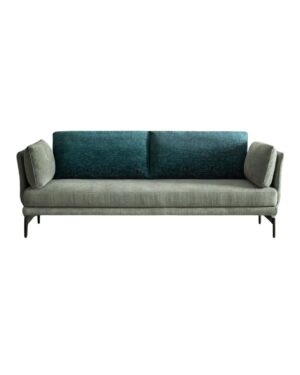 Elegantiško dizaino dvivietė sofa su žalsvu audiniu ir tamsesnėmis pagalvėlėmis. Nuotrauka baltame fone.