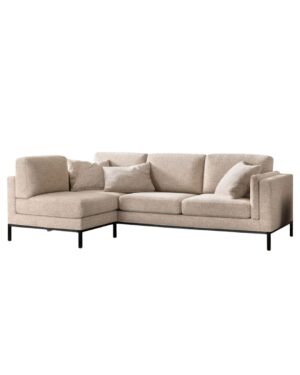 Kampinė sofa su kreminės spalvos audiniu ir juodomis metalinėmis kojelėmis. Nuotrauka baltame fone.