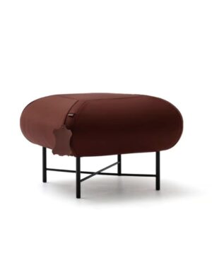 Kvardatinis pufas ant juodų aukštų metalinių kojelių