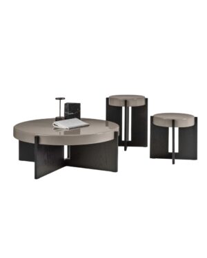 Modernaus dizaino kavos staliukai su pilkai lakuotu paviršiumi ir juodomis medinėmis kojelėmis