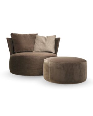 Rudas foteliukas su pagalvėlėmis ir mažesniu pufu šalio jo