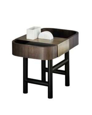 Mora naktinė spintelė, pagaminta ir tamsaus medžio. Kojelės juodo medinės. Su žalvario detalėmis.