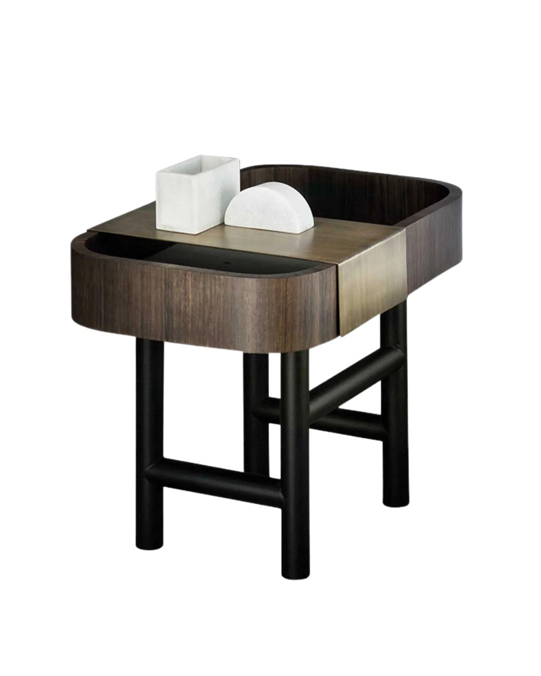 Mora naktinė spintelė, pagaminta ir tamsaus medžio. Kojelės juodo medinės. Su žalvario detalėmis.