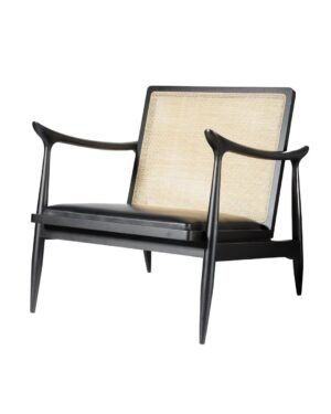 Juodas medinis fotelis su juodos odos paminkštinimu ir ratanu