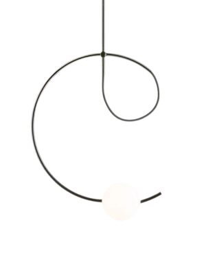 Raitytos formos juodas pakabinamas šviestuvas su balto stiklo opaliniu gaubtu, nuotrauka baltame fone