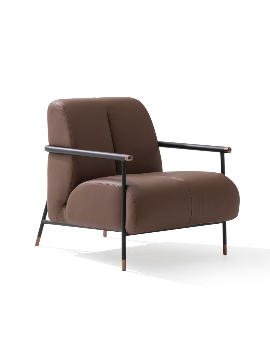 Rudos spalvos odinis fotelis Nice iš Saloni. Plonomis juodomis metalinėmis kojelėmis ir porankiais. Sėdimoji dalis ir atlošas - pagaminti iš odos.