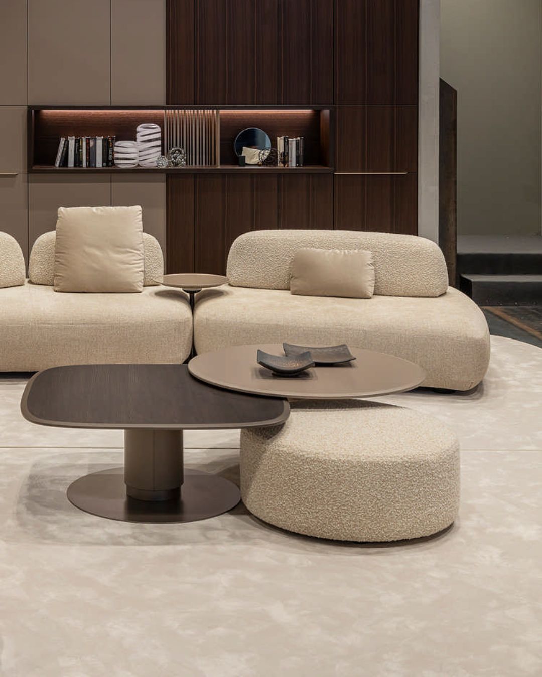 Dynamic kavos staliukas - nuotrauka interjere