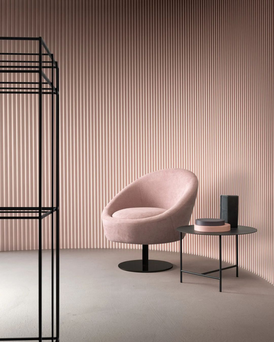 Rožinės spalvos foteliukas. Nuotrauka interjere.