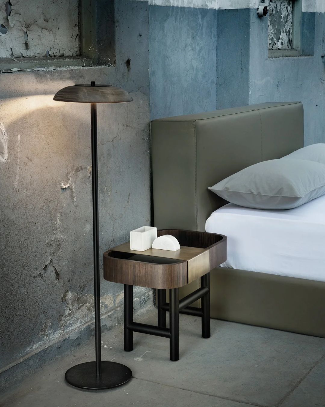 Mora naktinė spintelė, nuotrauka interjere