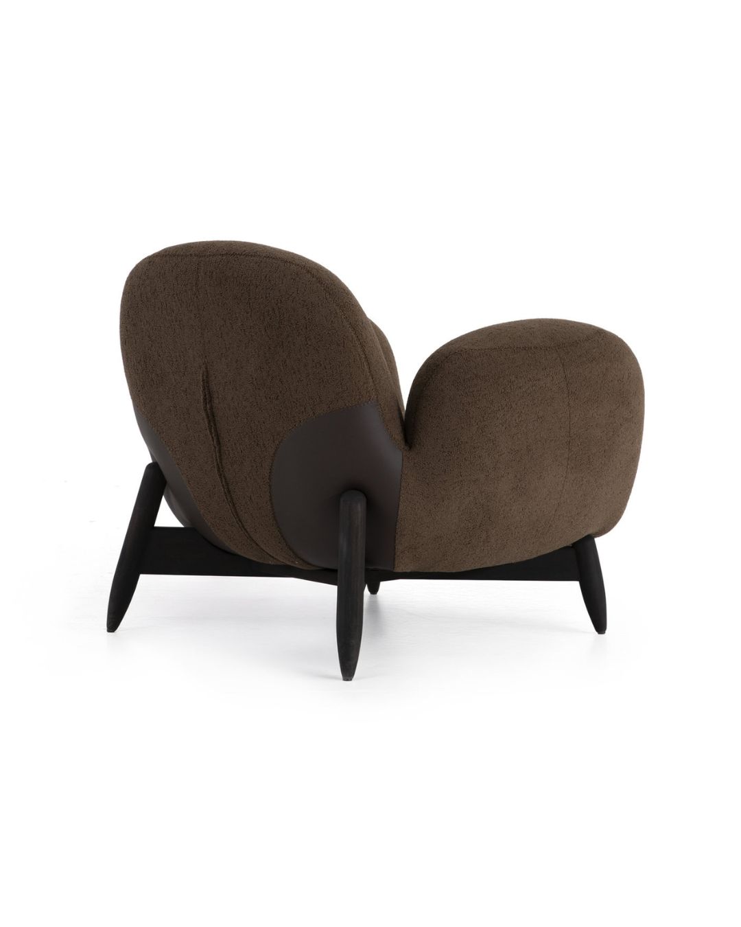 Tamsiai rudos spalvos apvalių formų fotelis su pūstais porankiais ir juodomis medinėmis kojelėmis