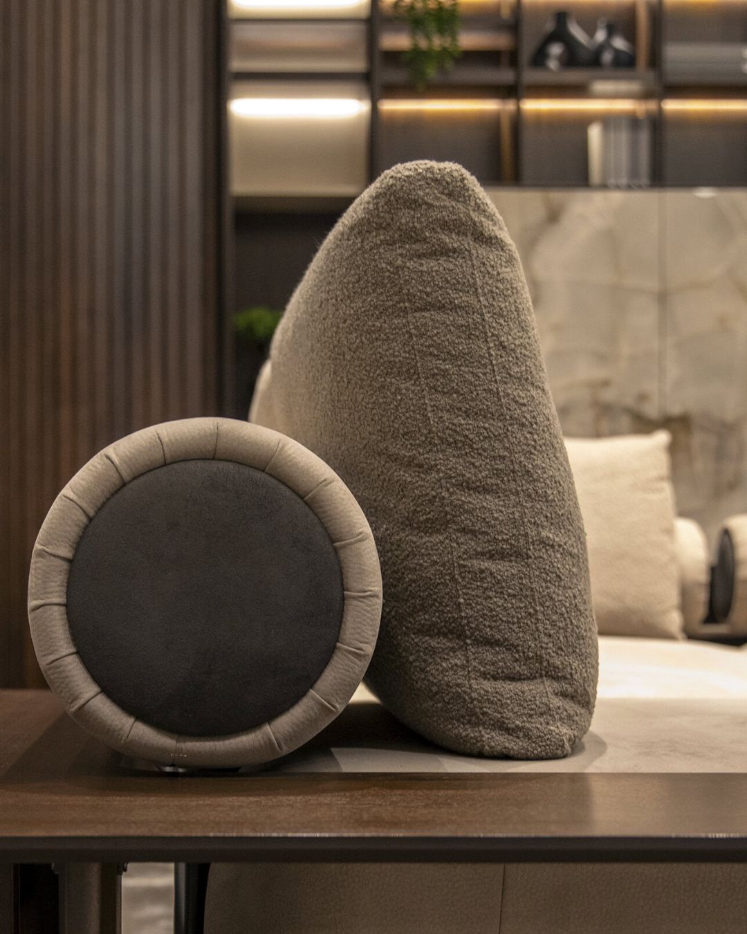 Moderni dvivietė sofa su cilindro formos nugaros atlošu