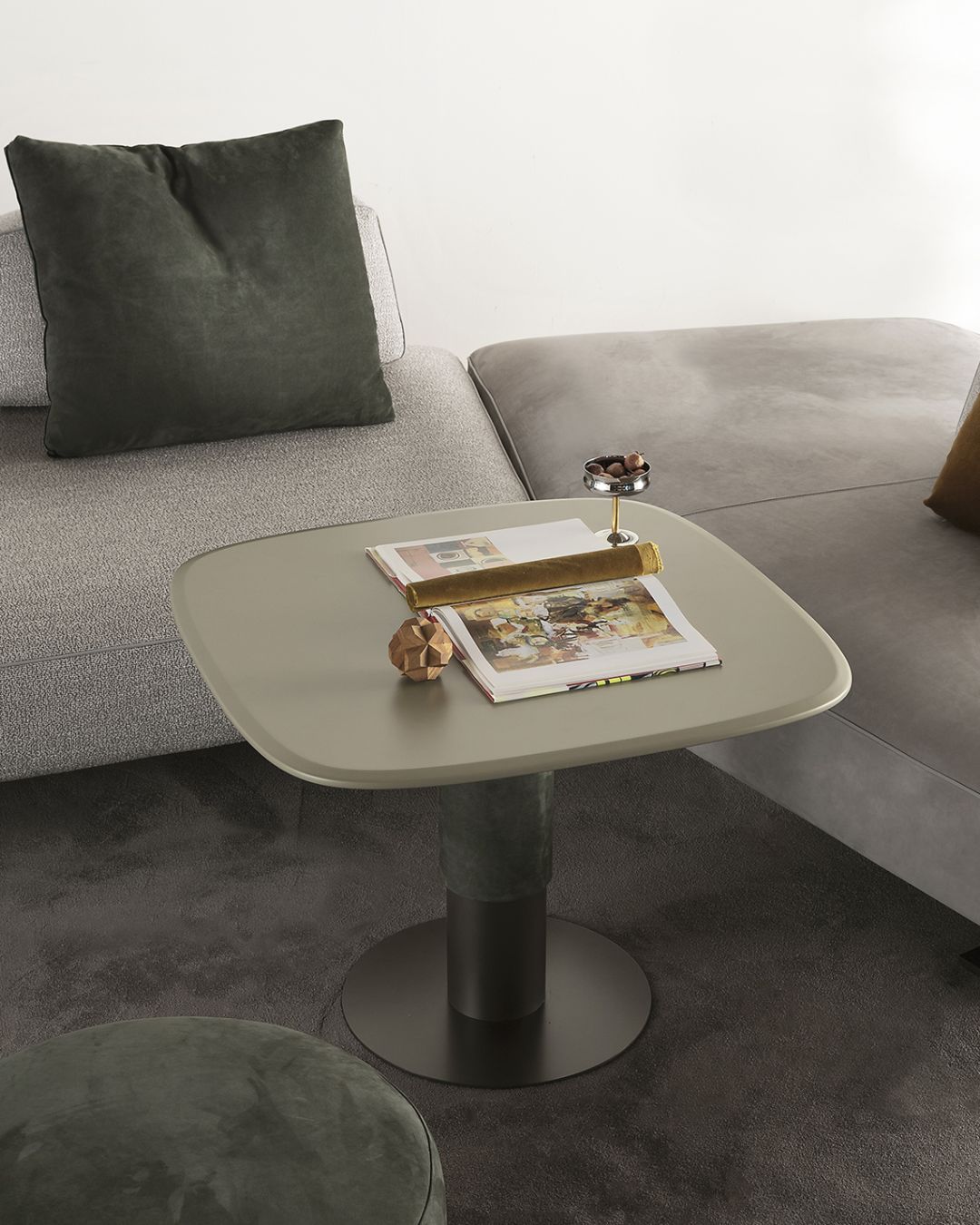 Dynamic kavos staliukas - nuotrauka interjere