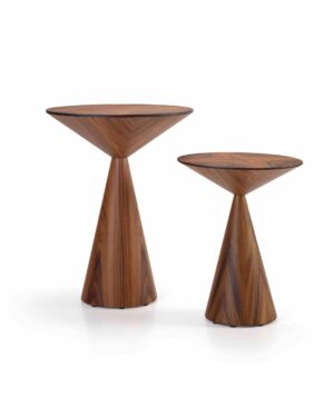 Mediniai kūgio formos šoniniai staliukai, nuotrauka baltame fone