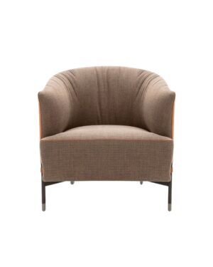 Rudos spalvos foteliukas su metalinėmis kojelėmis baltame fone