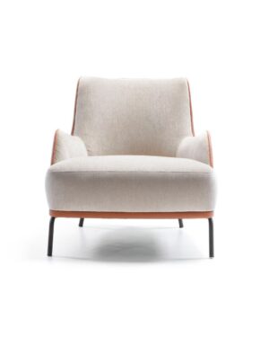 Baltos spalvos fotelis apsiūtas ruda oda, nuotrauka baltame fone